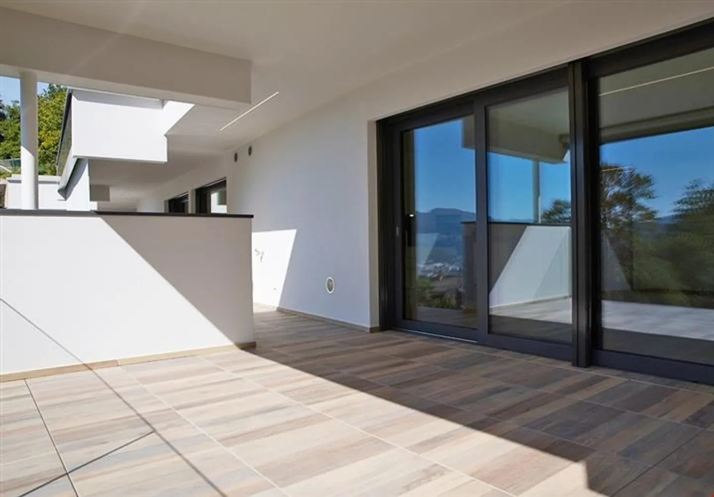 LUMINOSO E MODERNO 3.5 LOCALI VISTA LAGO CON GRANDE TERRAZZA IN RESIDENCE NEL VERDE (ARASIO) - Foto 10 di 10