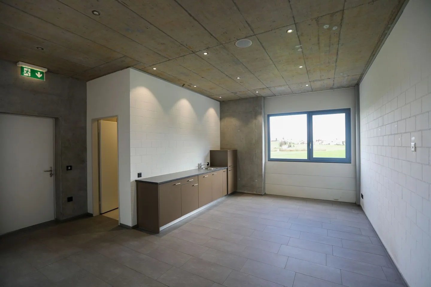 Bureau individuel avec salon commun et installations sanitaires - Photo 2 sur 4