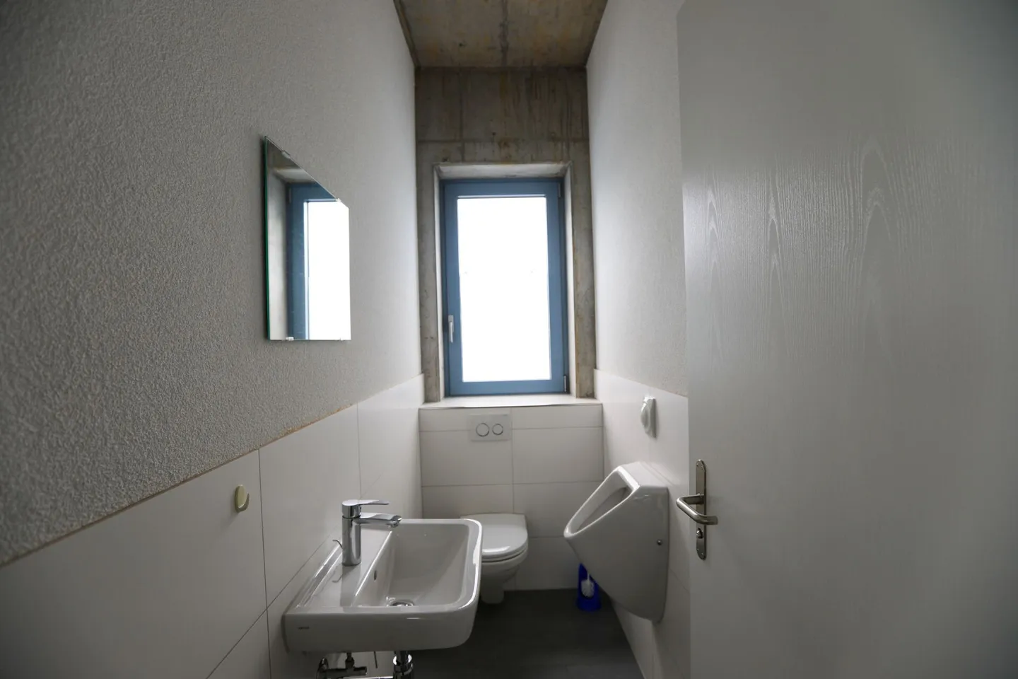 Bureau individuel avec salon commun et installations sanitaires - Photo 3 sur 4