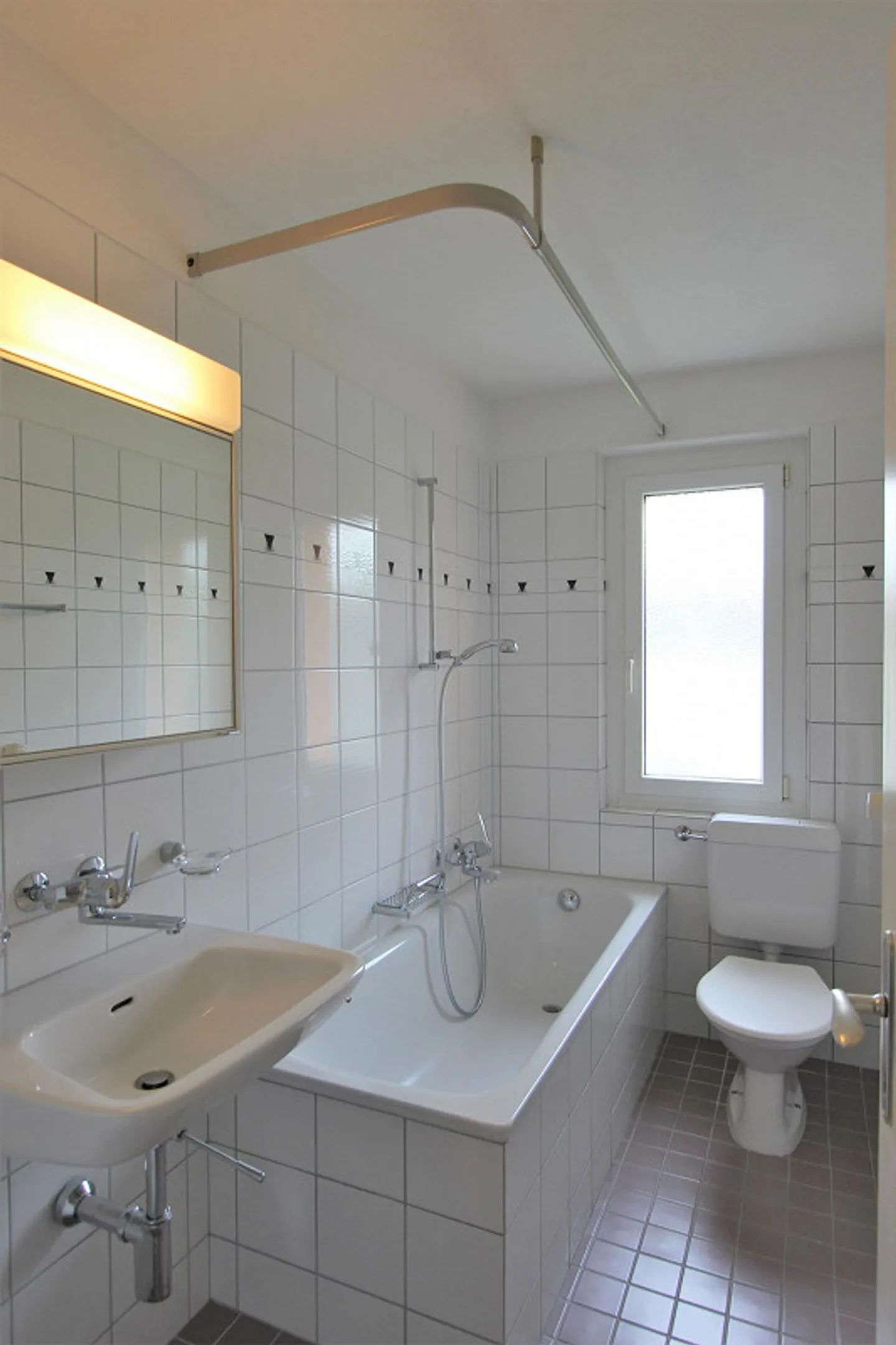 Cozy Apartment in a Good Neighborhood - Photo 4 of 9