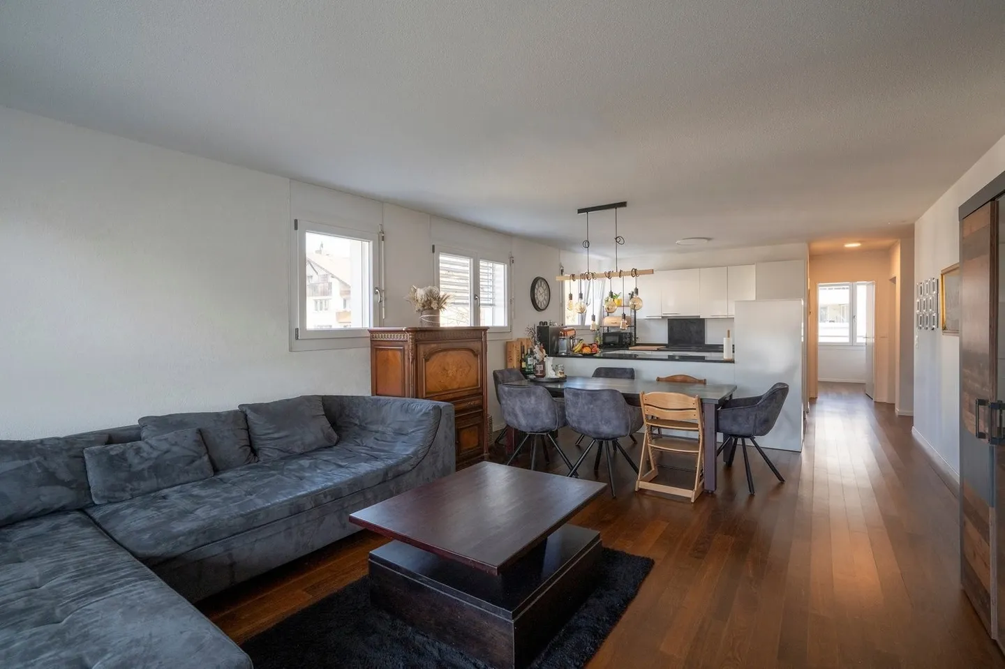 Modern 4.5-room apartment with spacious balcony - Photo 2 of 10