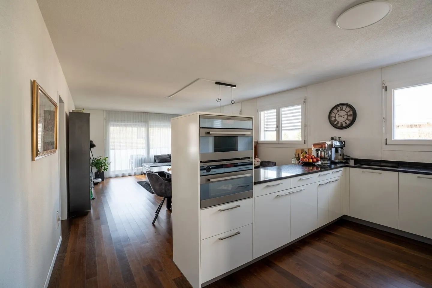 Modern 4.5-room apartment with spacious balcony - Photo 4 of 10