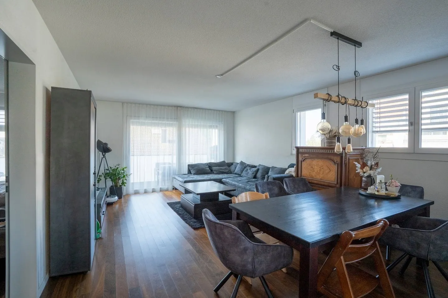 Modern 4.5-room apartment with spacious balcony - Photo 3 of 10