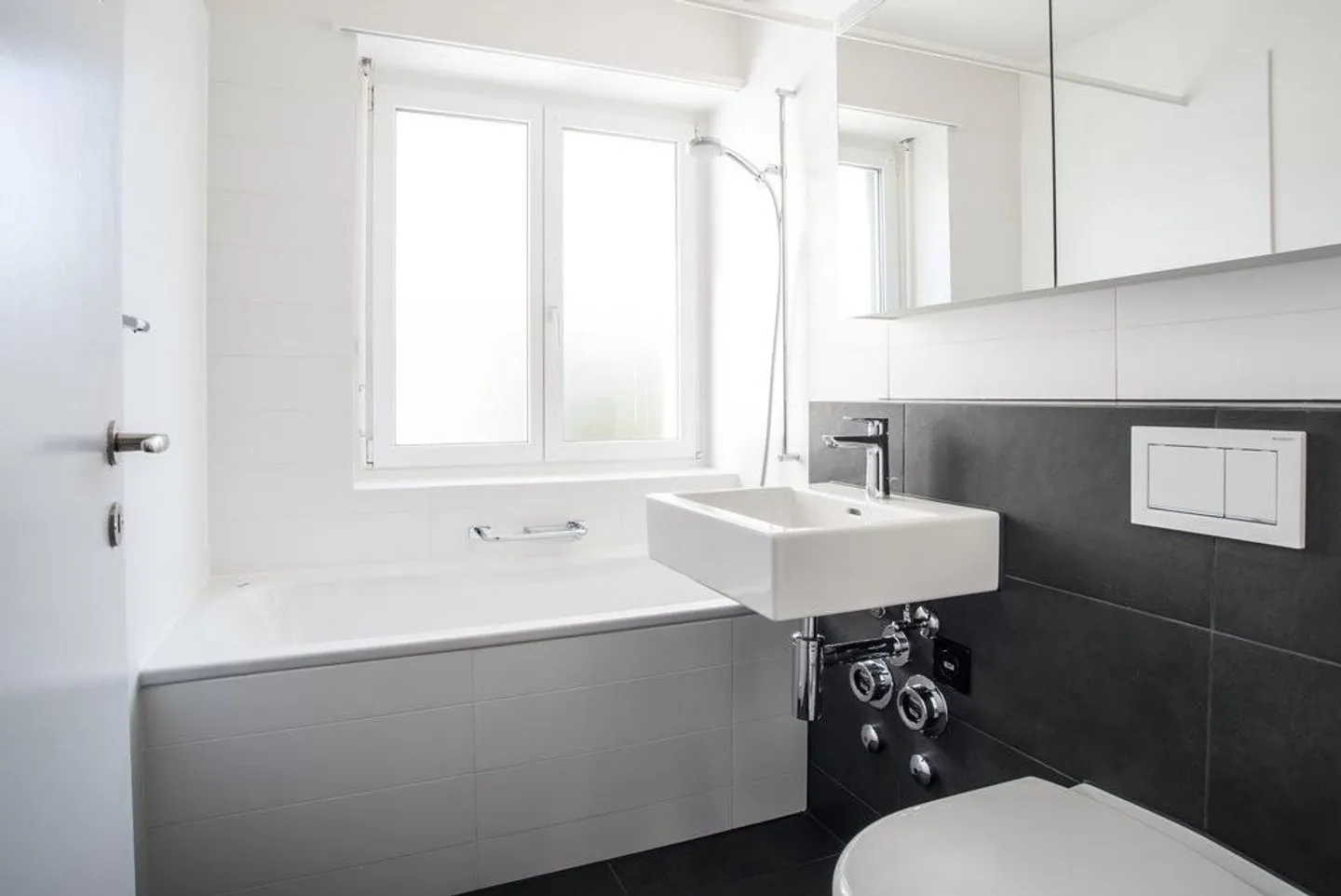 City apartment in prime location - Photo 6 of 8
