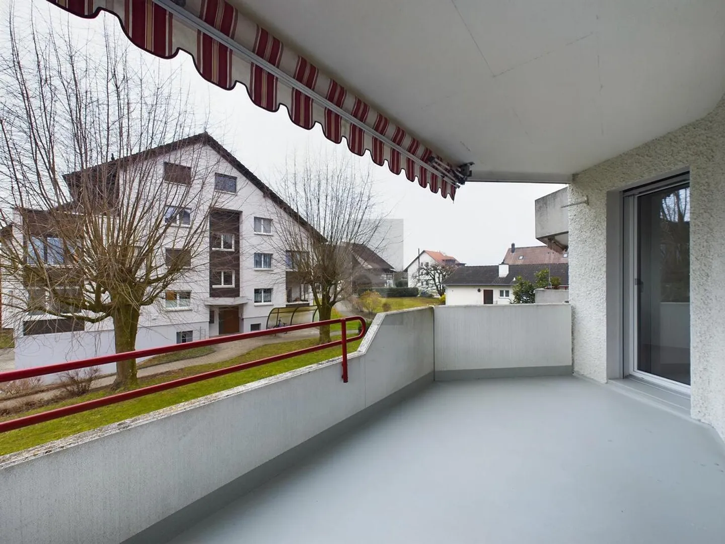 MODERNE, CONFORTABLE ET AVEC UN BALCON COSY - Photo 5 sur 6