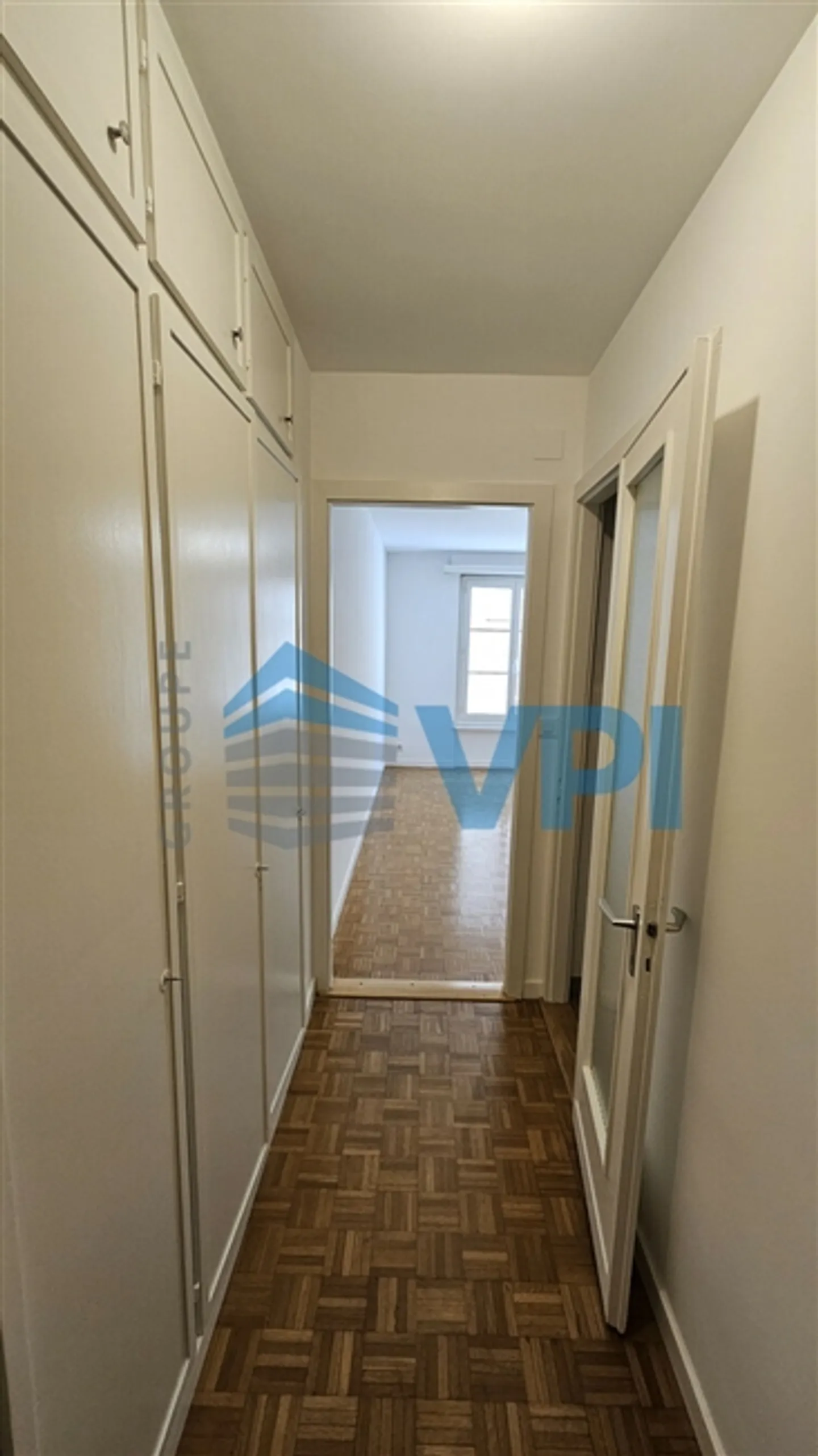 Beautiful studio apartment on the 2nd floor in the heart of the old town - Photo 4 of 9