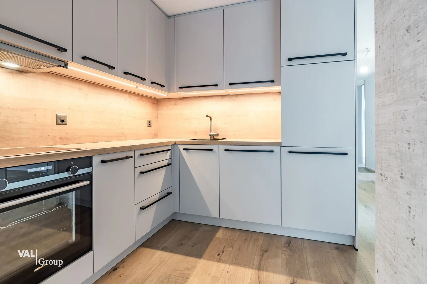 Modern Living with Investment Opportunity - Renovated 4½-Room Apartment with Separate Studio - Photo 2 of 16