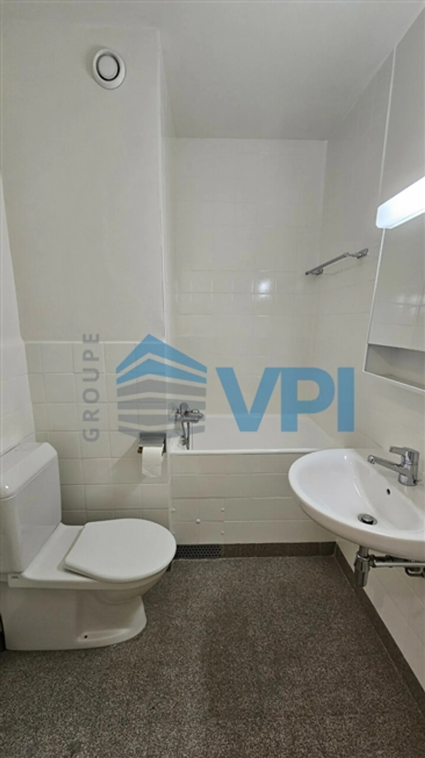 Beautiful studio apartment on the 2nd floor in the heart of the old town - Photo 5 of 9