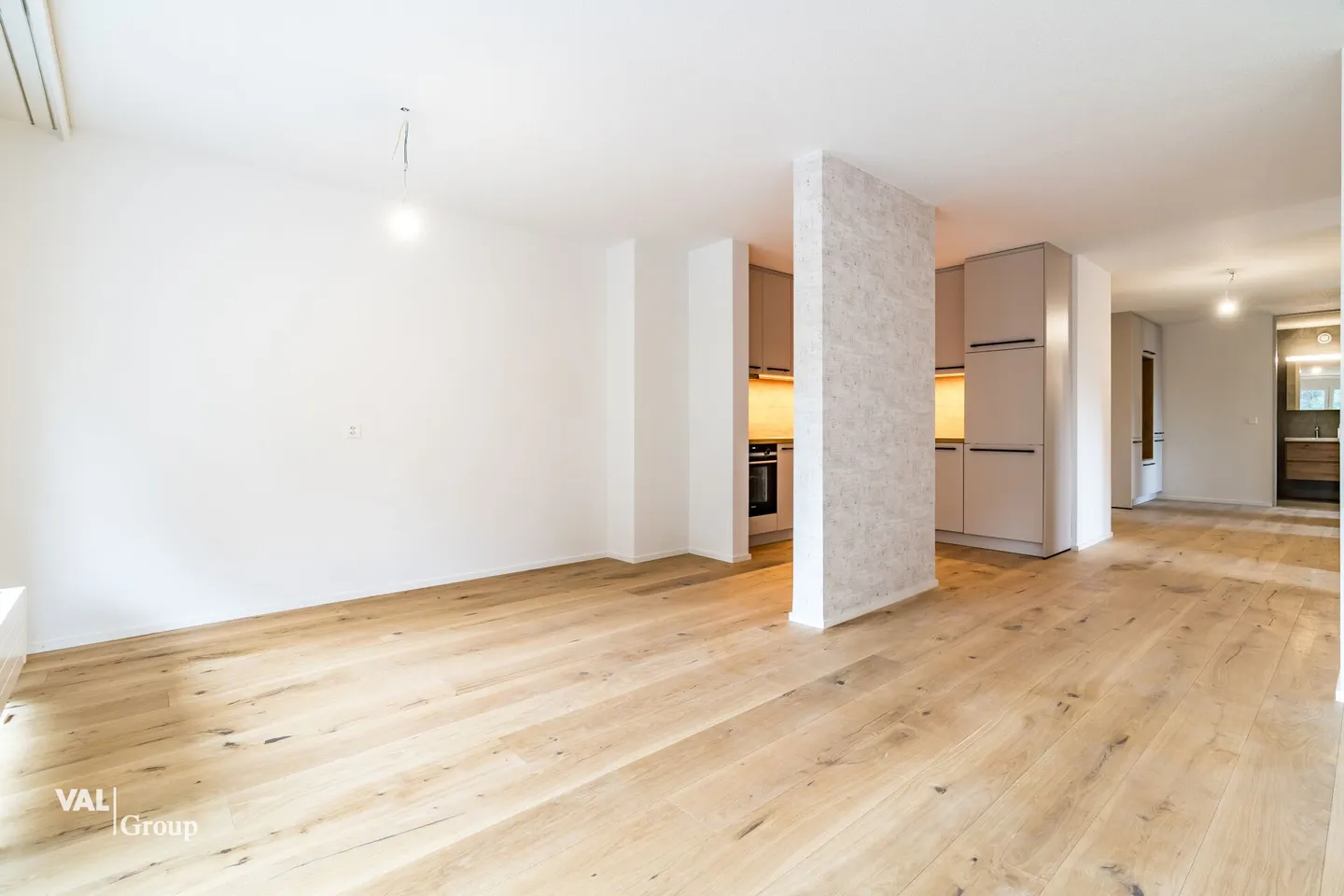 Modern Living with Investment Opportunity - Renovated 4½-Room Apartment with Separate Studio - Photo 4 of 16