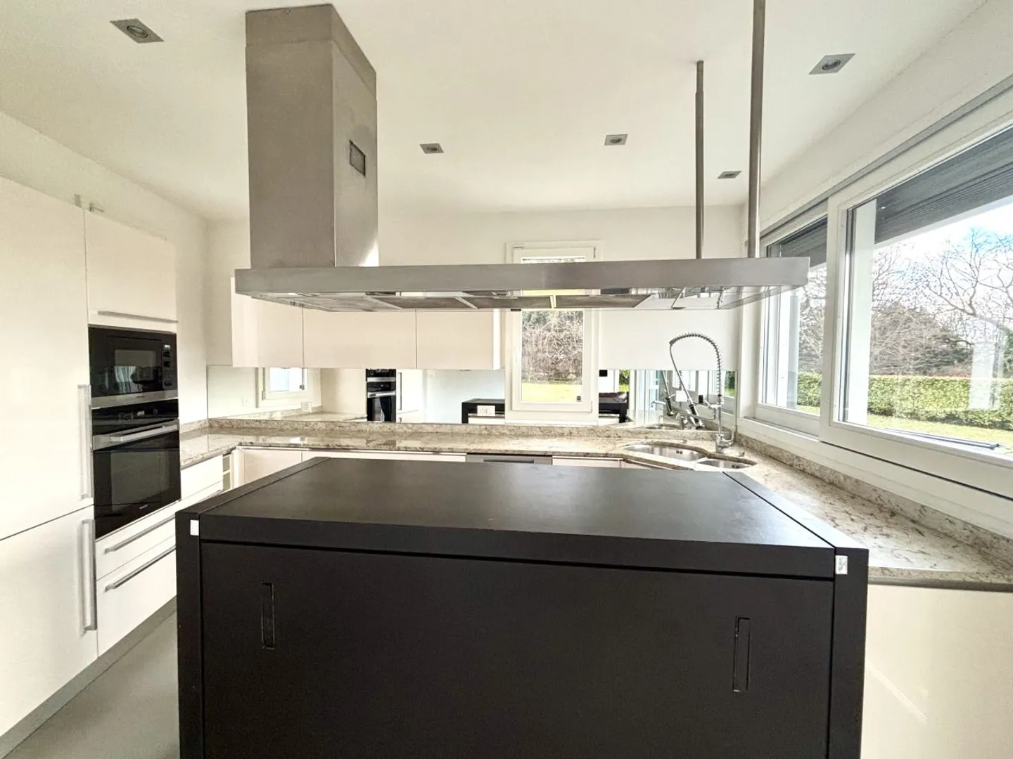 Magnifica villa familiare con piscina, a due passi dal lago a Coppet - Foto 4 di 13