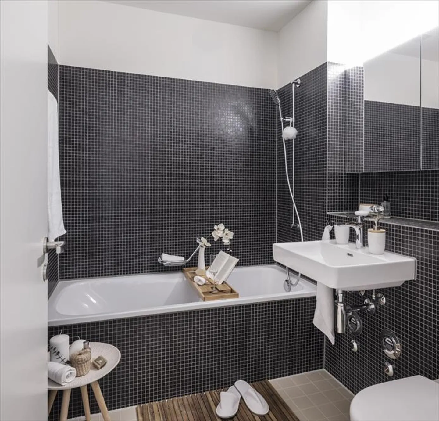 Modern living in Guggachpark! - Photo 5 of 6