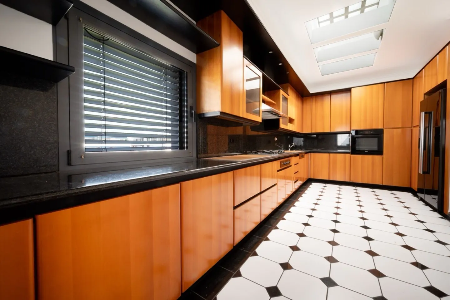 Lusso, comfort e viste impareggiabili a due passi dal centro di Lugano: prestigioso triplex in affitto - Foto 7 di 12