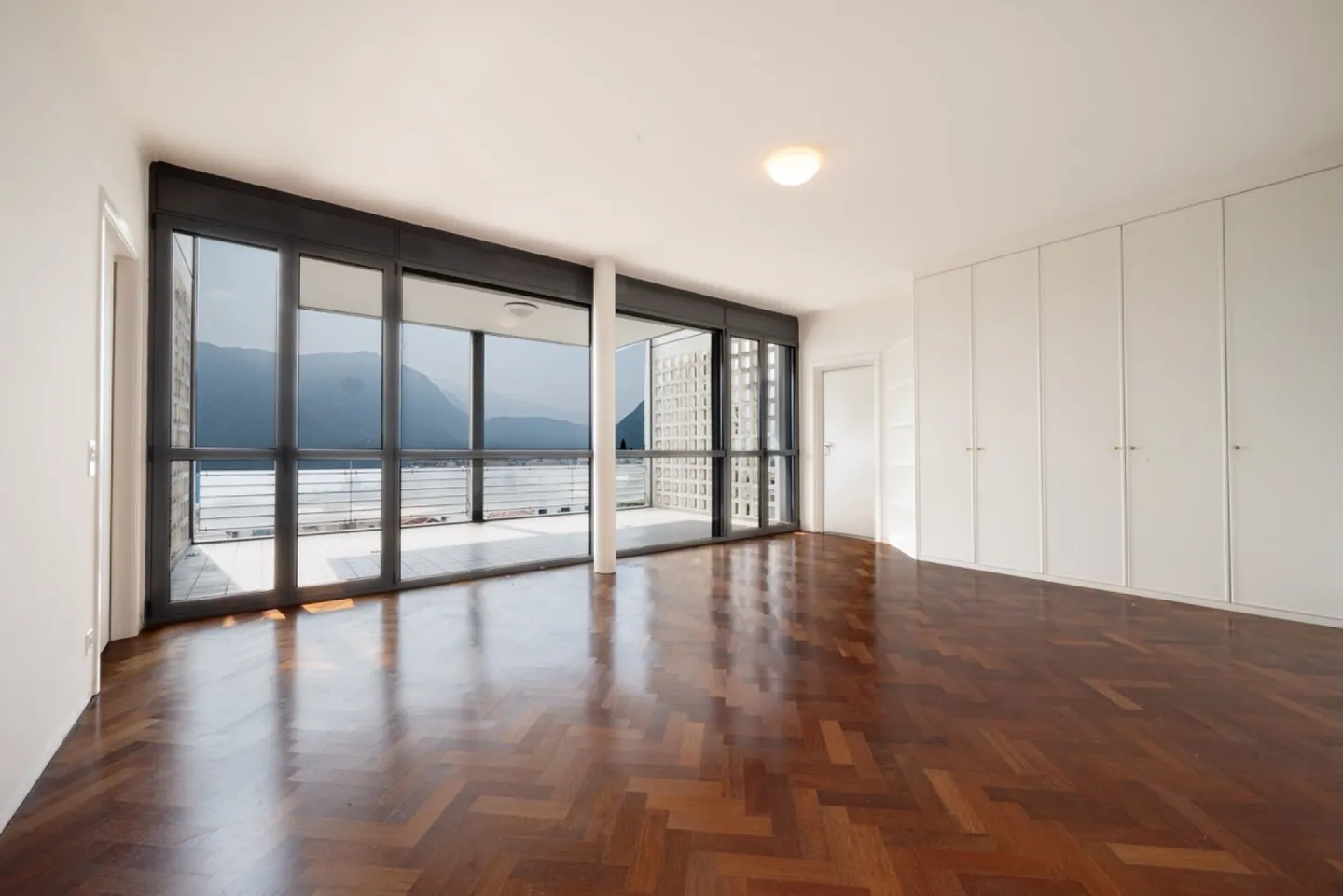Lusso, comfort e viste impareggiabili a due passi dal centro di Lugano: prestigioso triplex in affitto - Foto 9 di 12