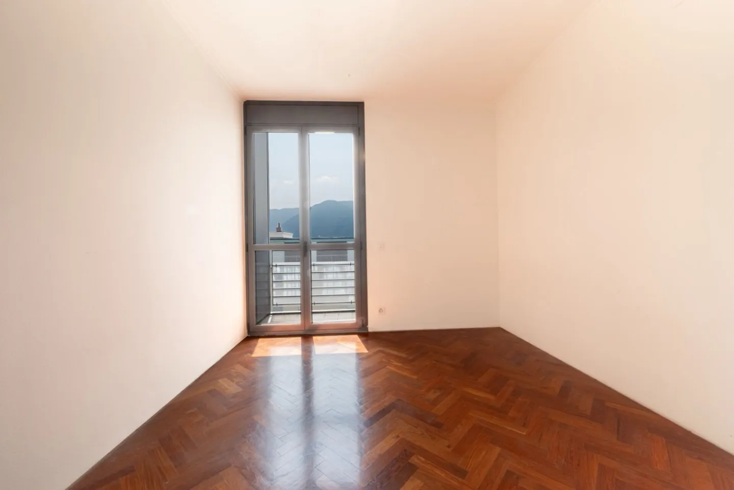 Lusso, comfort e viste impareggiabili a due passi dal centro di Lugano: prestigioso triplex in affitto - Foto 11 di 12
