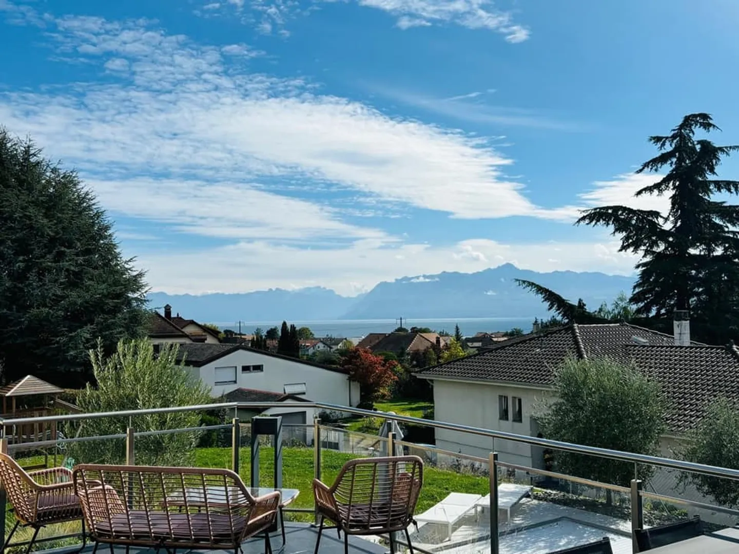 Magnifica villa indipendente di 5,5 locali con vista lago - Foto 3 di 13