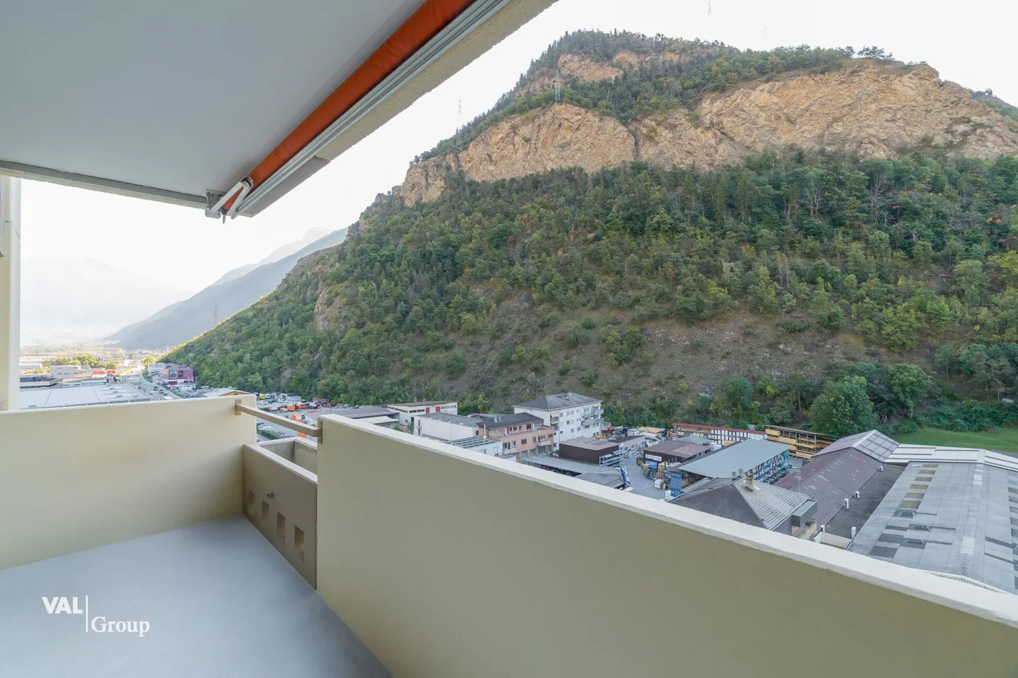 Modern Living with Investment Opportunity - Renovated 4½-Room Apartment with Separate Studio - Photo 12 of 16
