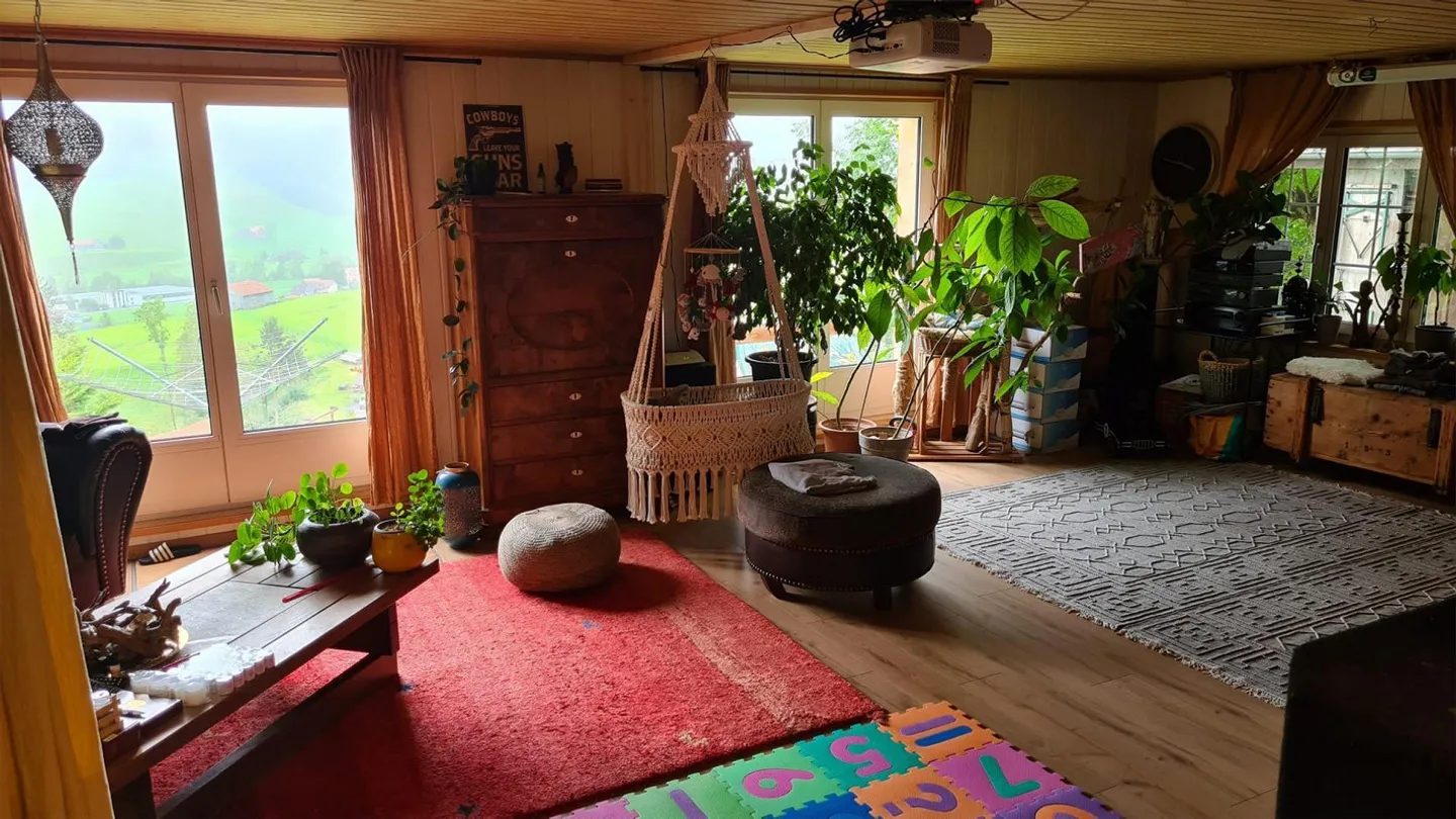 Ampio e accogliente appartamento di 4,5 stanze con balcone, area salotto e giardino - Foto 5 di 11