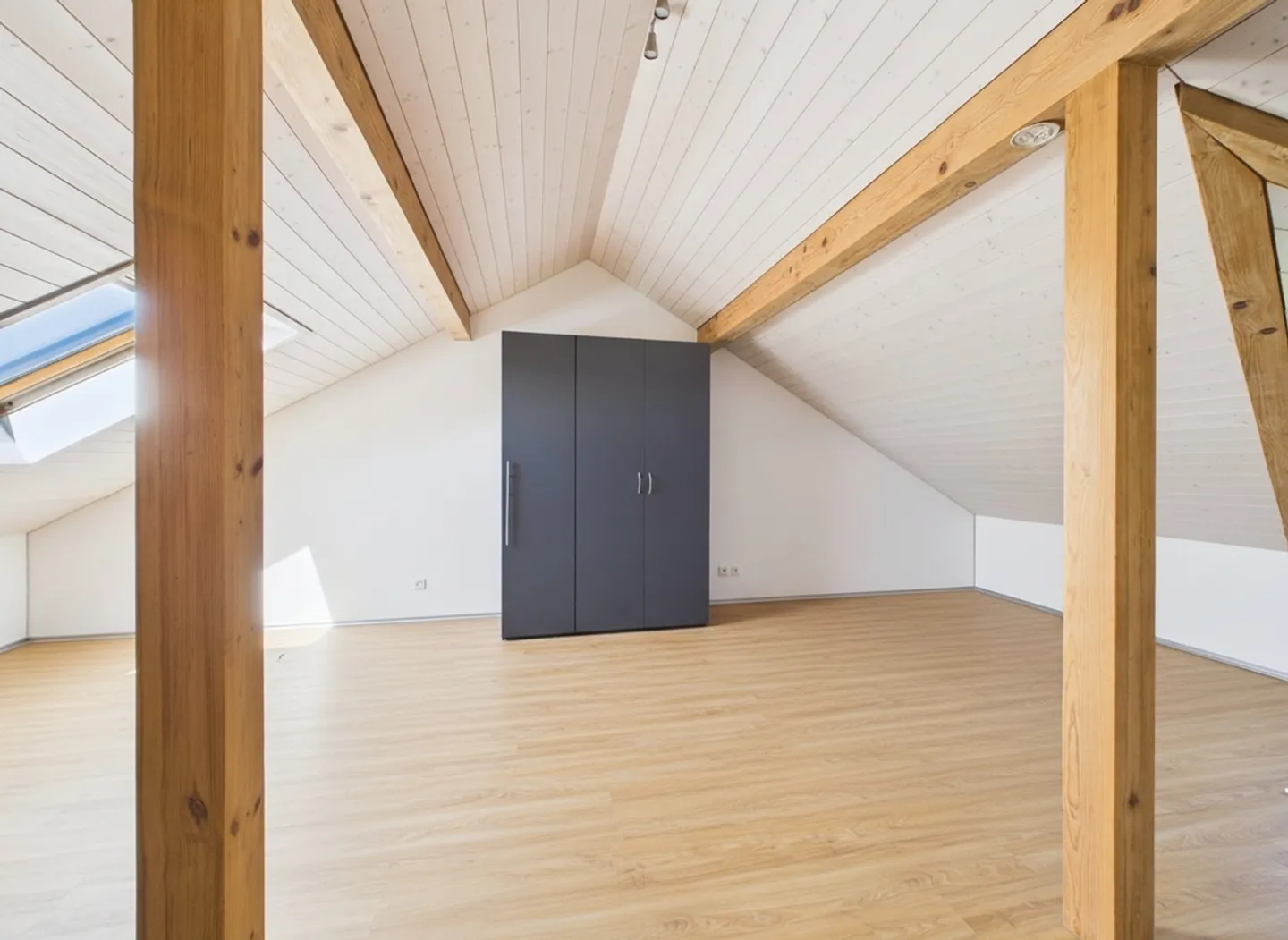 Ampia casa unifamiliare di 6 stanze con piscina, Wünnewil - Foto 9 di 13