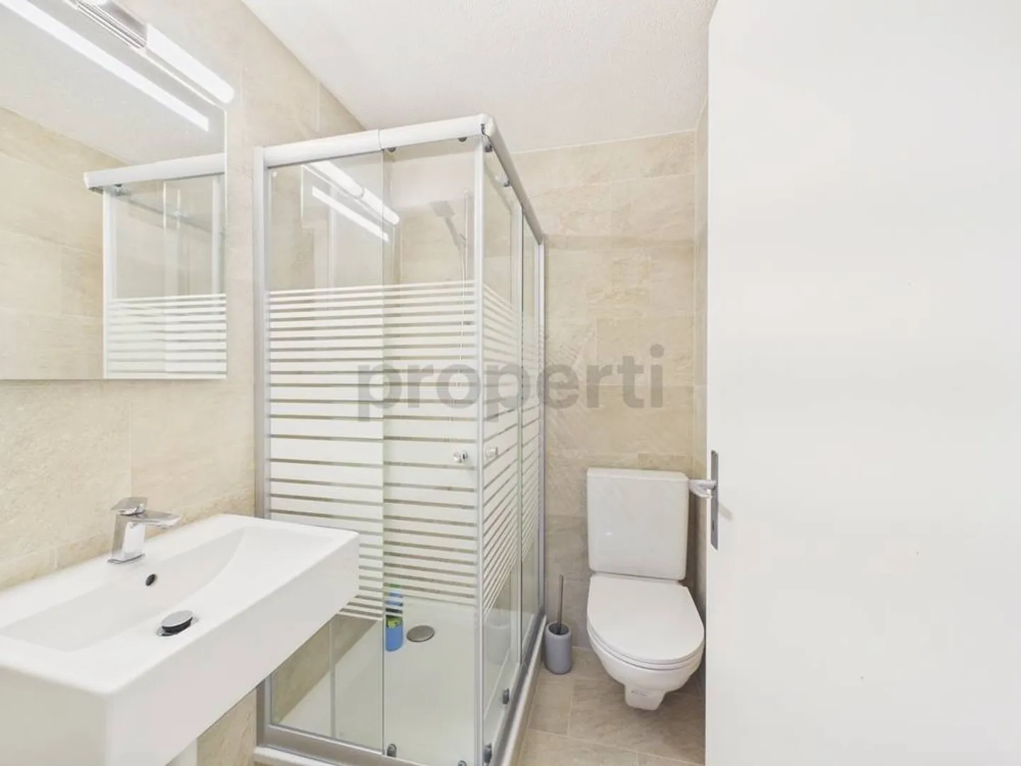 Ampia casa unifamiliare di 6 stanze con piscina, Wünnewil - Foto 11 di 13