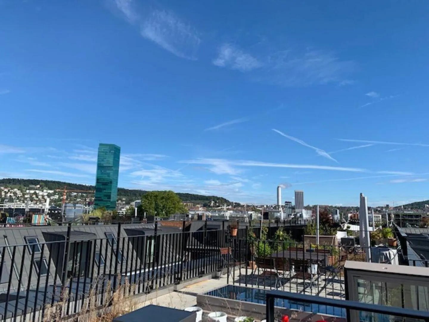 Appartement mansardé moderne de 3,5 pièces avec terrasse sur le toit à louer - Photo 1 sur 10