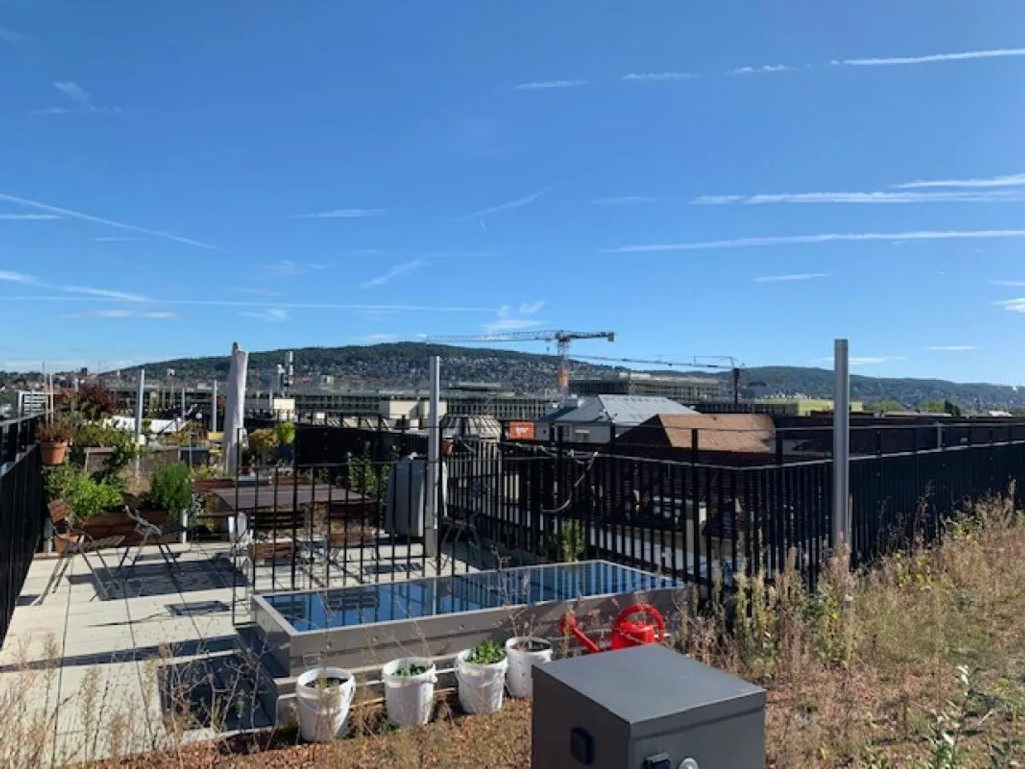 Appartement mansardé moderne de 3,5 pièces avec terrasse sur le toit à louer - Photo 2 sur 10