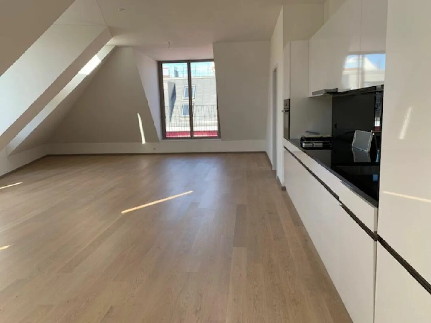 Appartement mansardé moderne de 3,5 pièces avec terrasse sur le toit à louer - Photo 4 sur 10