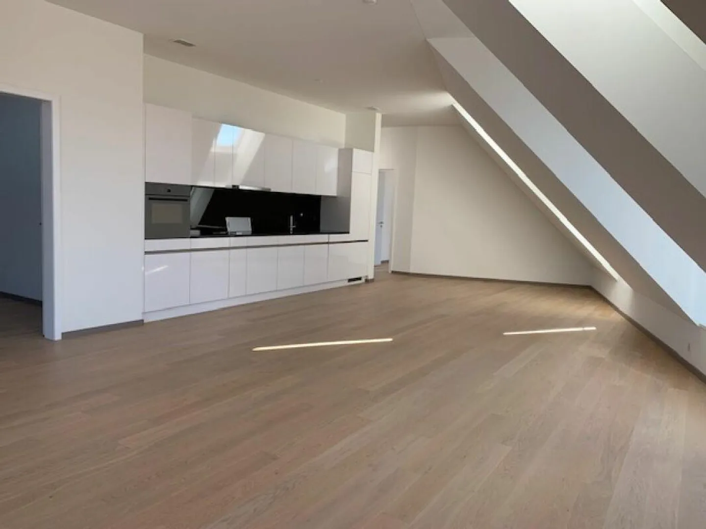 Appartement mansardé moderne de 3,5 pièces avec terrasse sur le toit à louer - Photo 5 sur 10