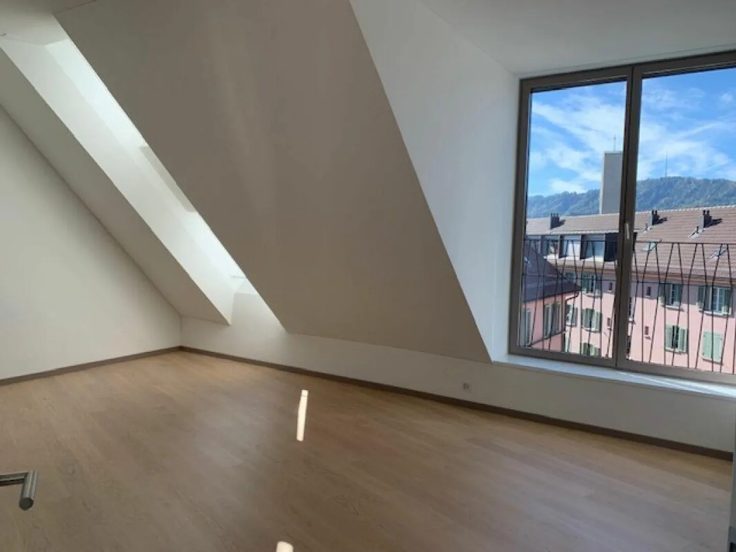 Appartement mansardé moderne de 3,5 pièces avec terrasse sur le toit à louer - Photo 6 sur 10