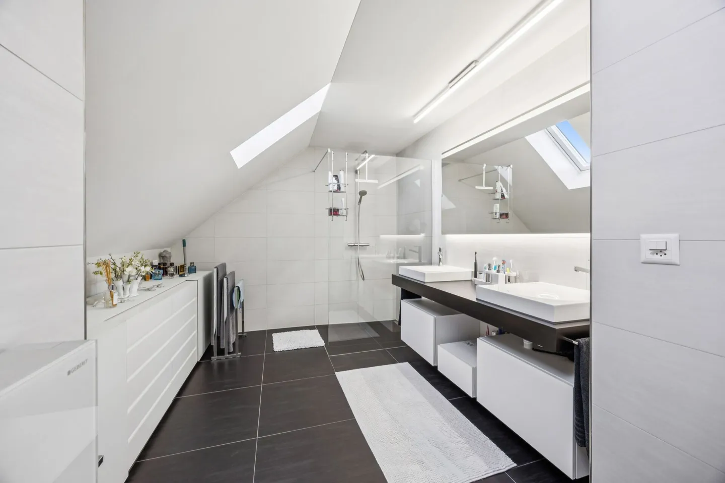 Living in the Green: Garden, Privacy, and Direct Access to the Forest - Photo 11 of 14