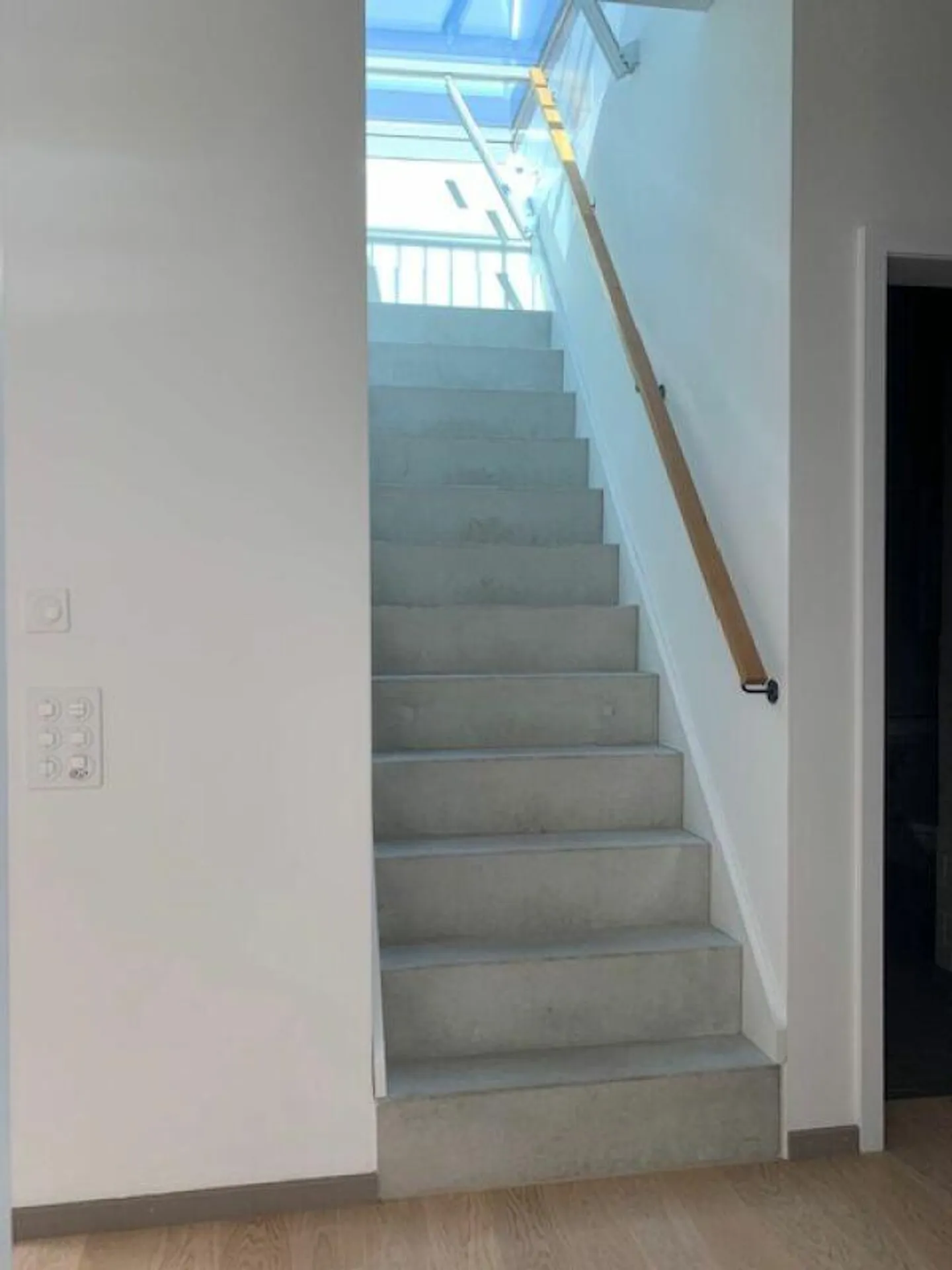 Appartement mansardé moderne de 3,5 pièces avec terrasse sur le toit à louer - Photo 7 sur 10