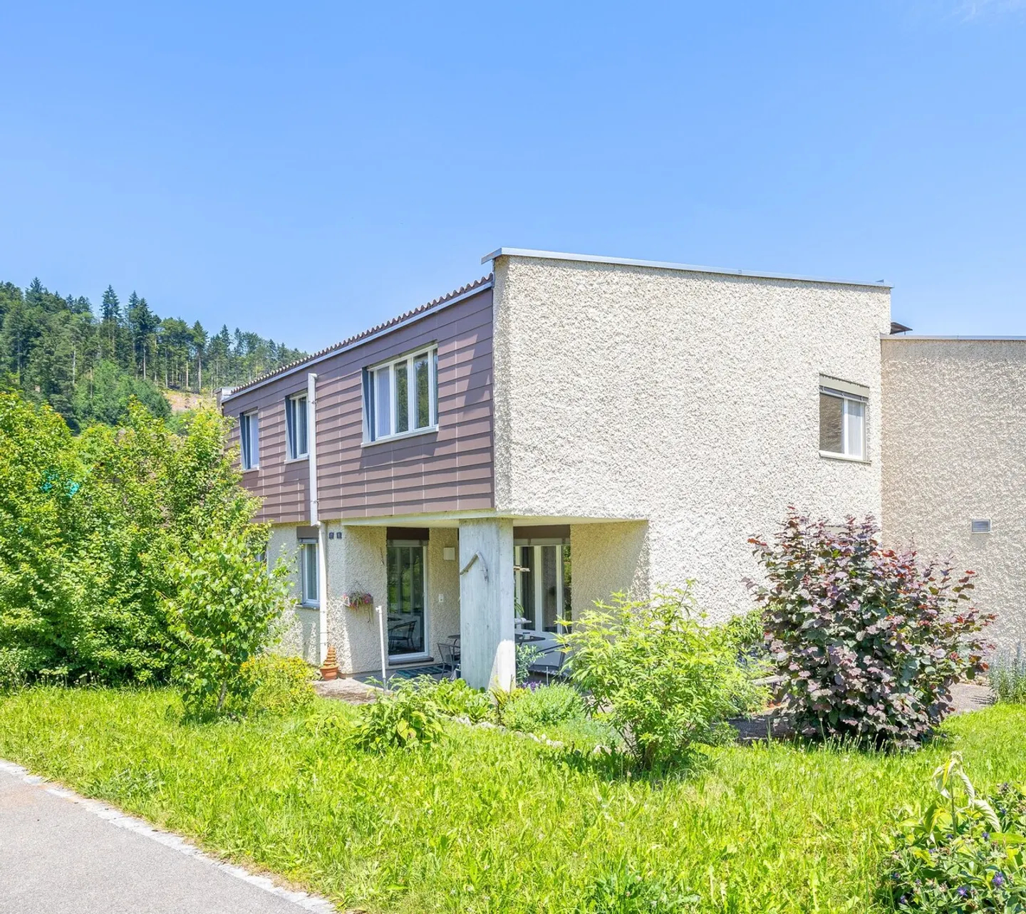Semi-Detached House (EFH) in Madetswil - Photo 1 of 13