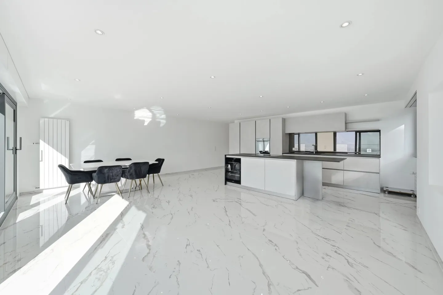 Exceptional Apartment with Lake View - Photo 3 of 11