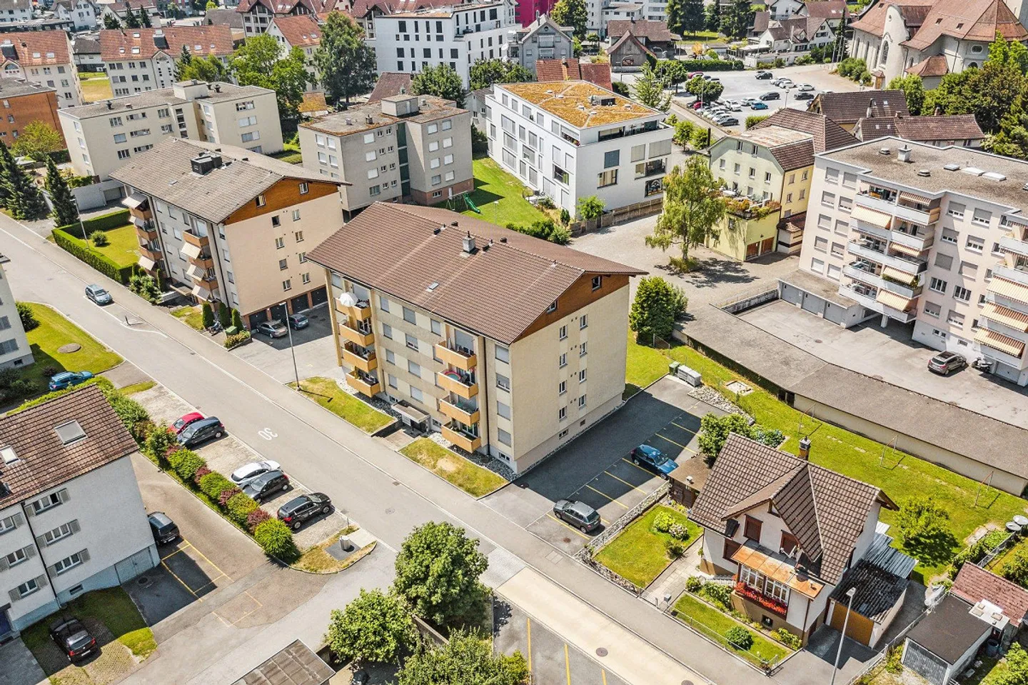 Ampio appartamento di 4,5 stanze in posizione tranquilla con balcone - Foto 1 di 8
