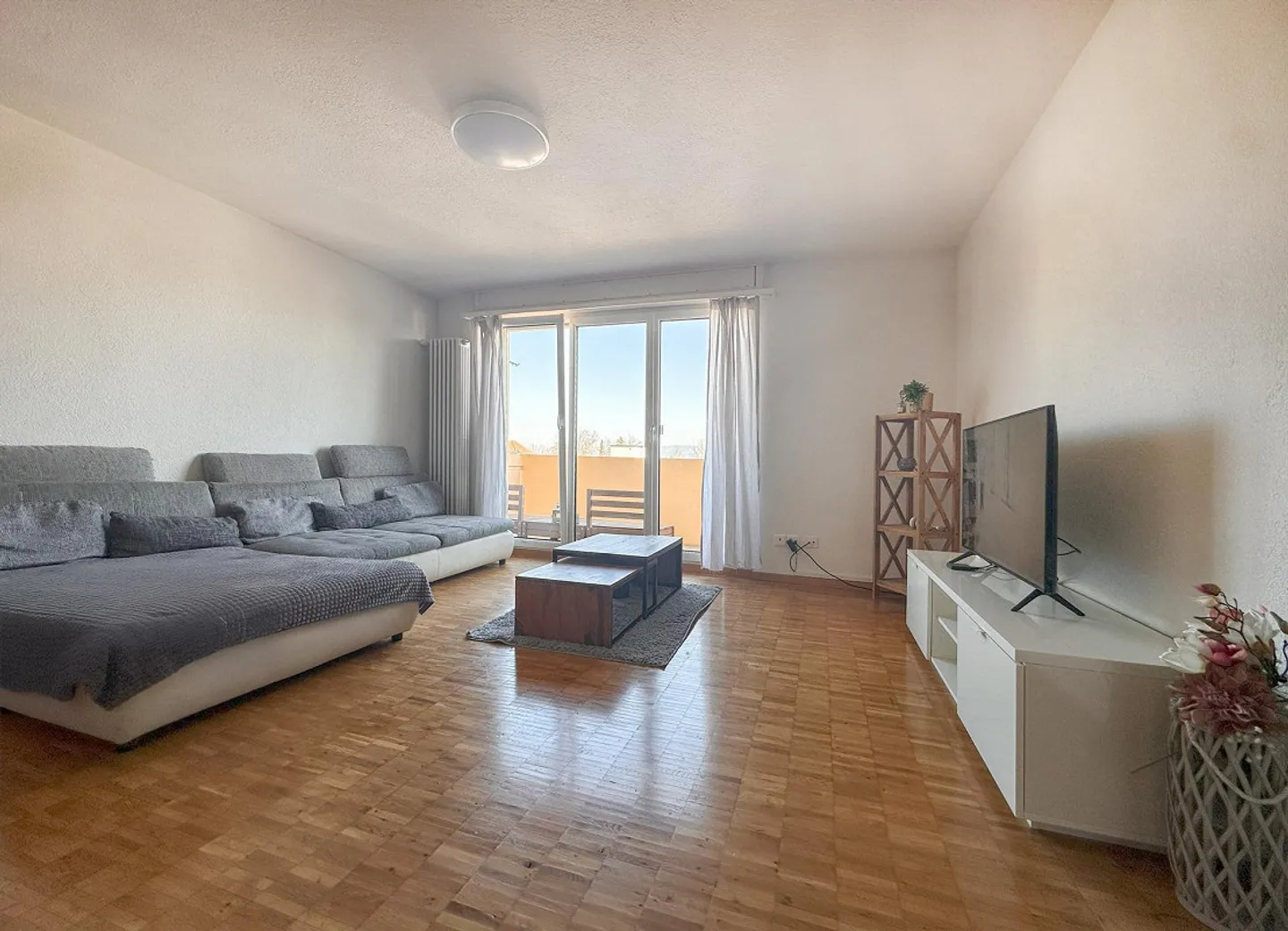 Ampio appartamento di 4,5 stanze in posizione tranquilla con balcone - Foto 3 di 8