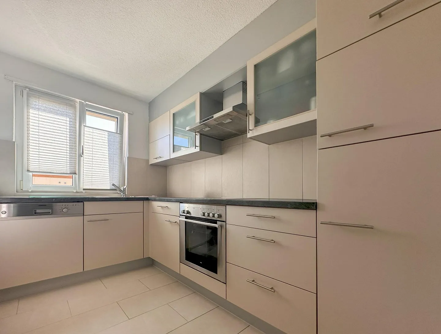 Ampio appartamento di 4,5 stanze in posizione tranquilla con balcone - Foto 4 di 8
