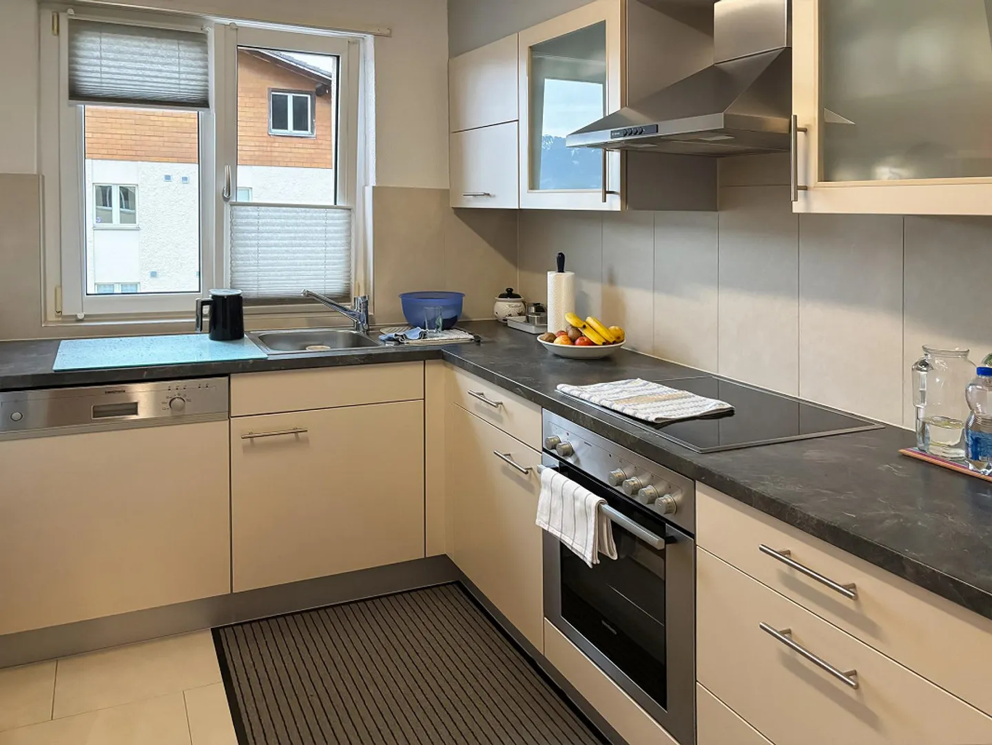 Ampio appartamento di 4,5 stanze in posizione tranquilla con balcone - Foto 5 di 8
