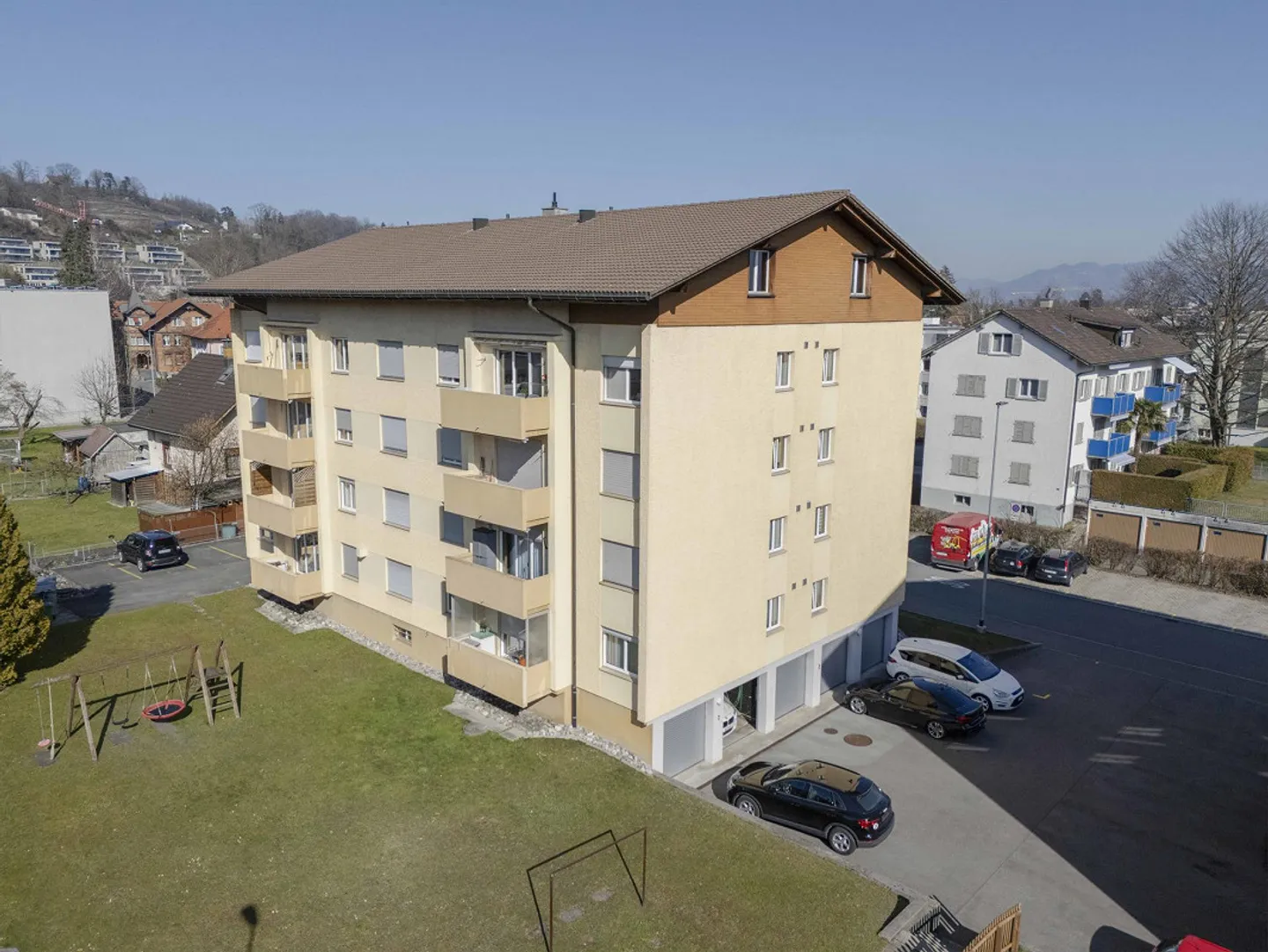 Ampio appartamento di 4,5 stanze in posizione tranquilla con balcone - Foto 2 di 8