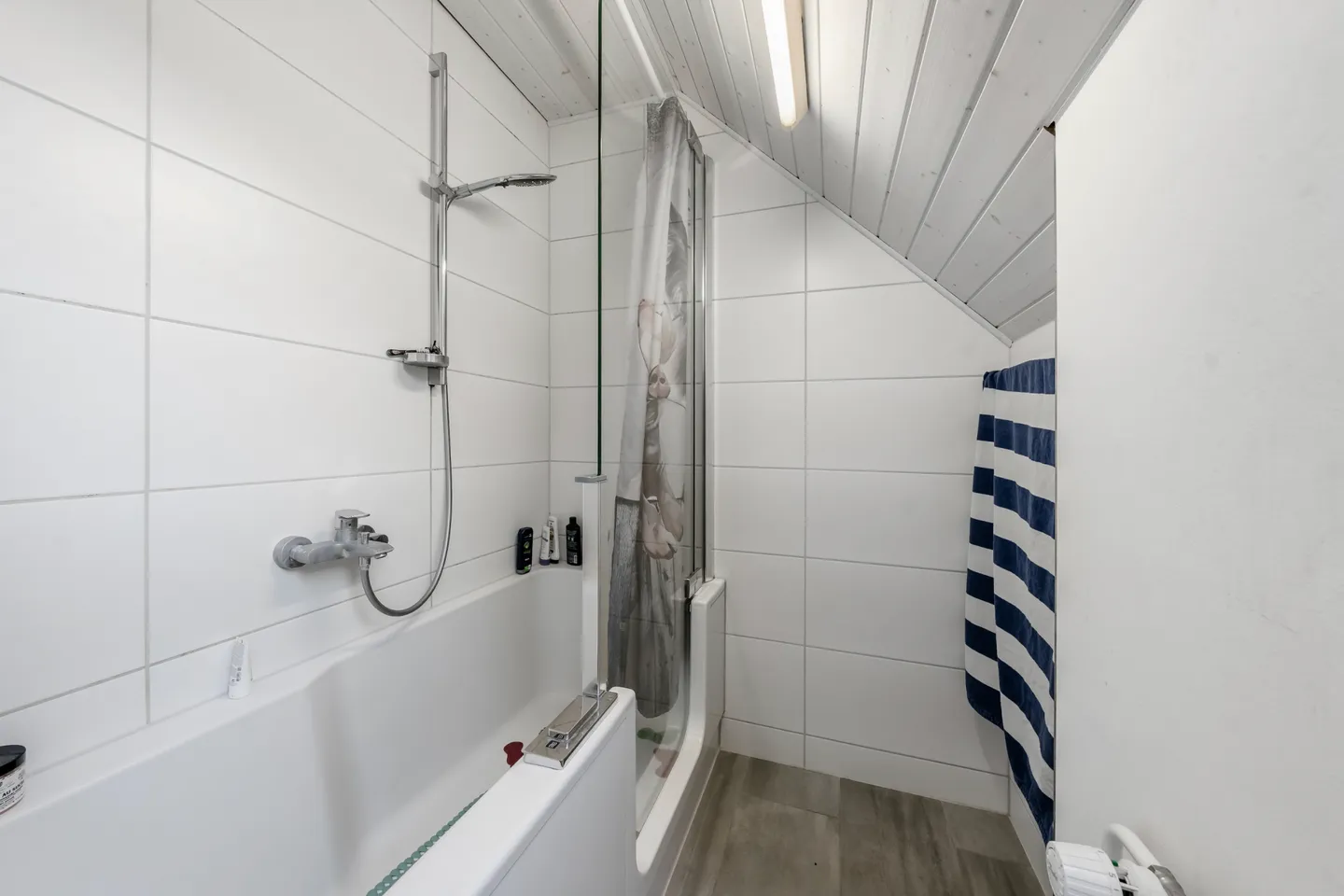 Maison bifamiliale avec grand terrain - Photo 4 sur 6