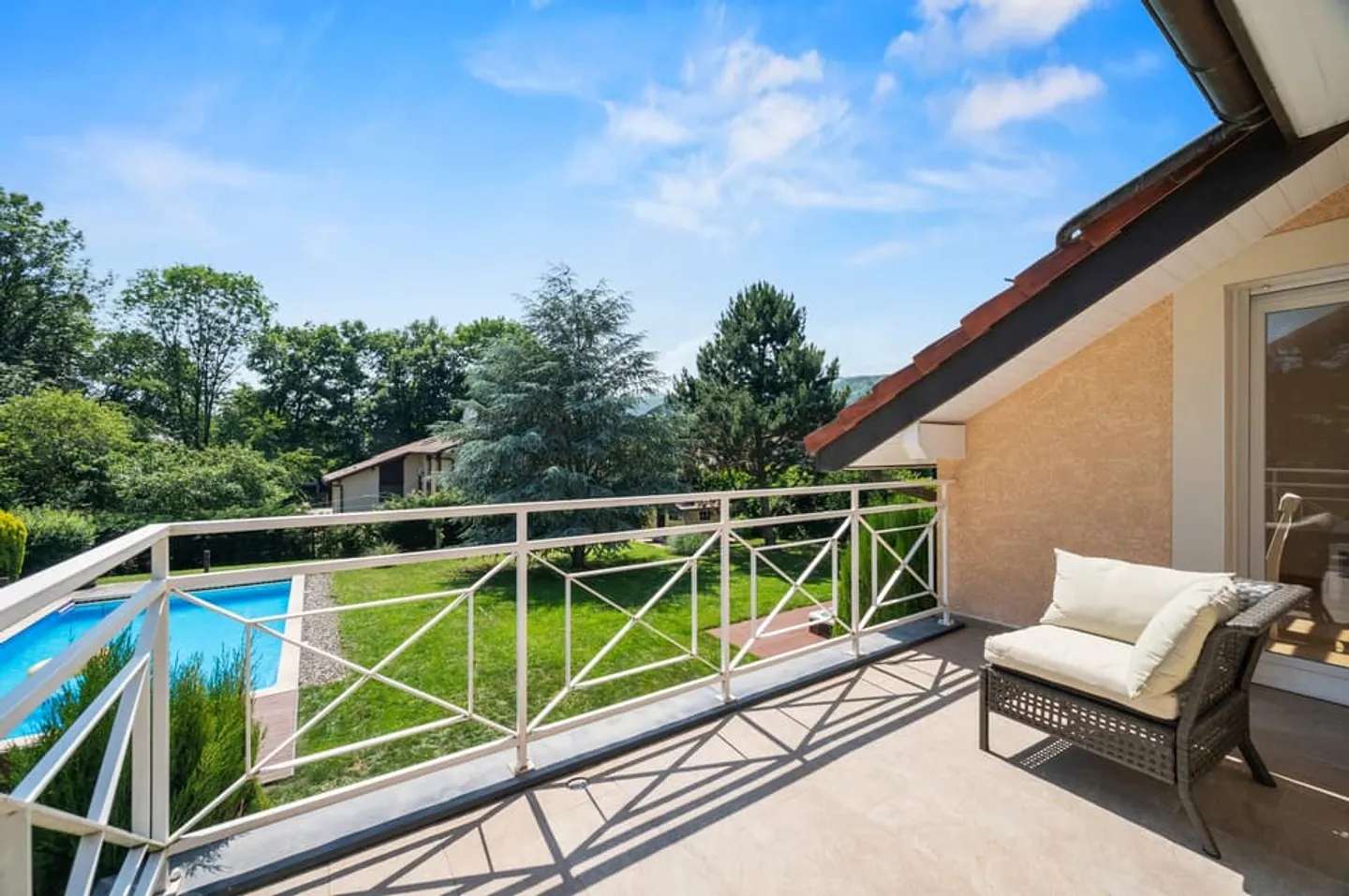 DIVONNE-LES-BAINS: MAGNIFICENT HOUSE WITH POOL & JACUZZI - Photo 10 of 13