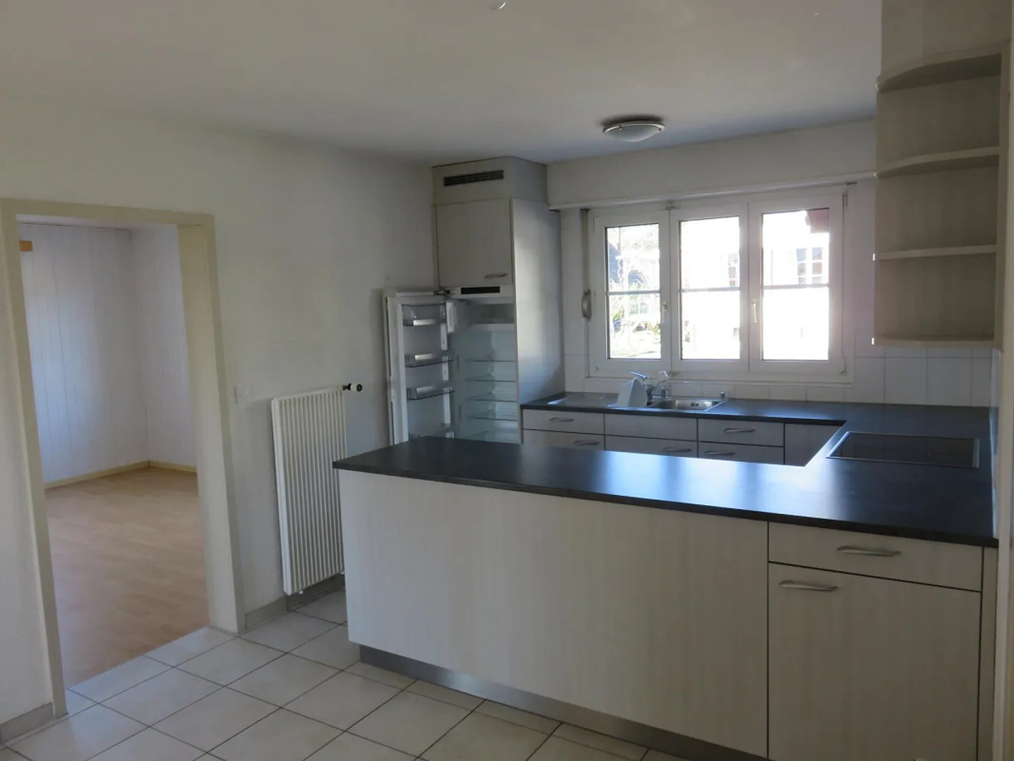 Appartement de 4 1/2 pièces au rez-de-chaussée - Photo 2 sur 4