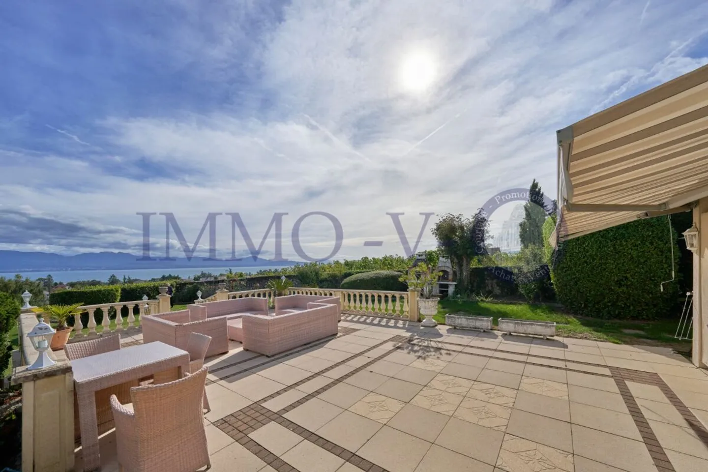 Geräumige Villa mit Garten und Pool - Foto 3 von 16