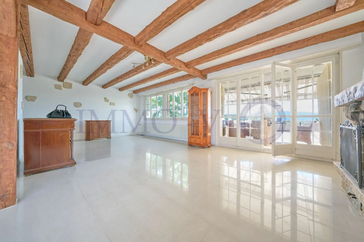 Geräumige Villa mit Garten und Pool - Foto 6 von 16