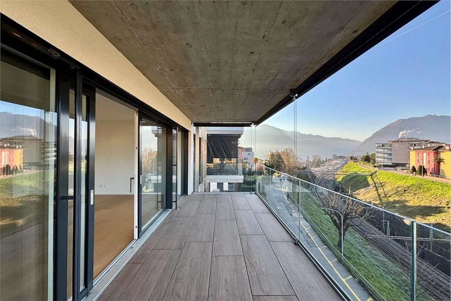 Appartamento moderno con vista lago - Foto 3 di 13