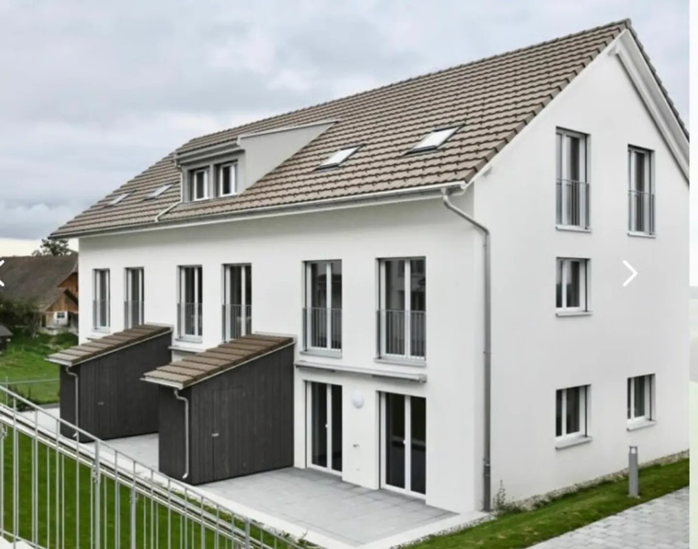 Modernes Eckhaus mit Garten - Foto 1 von 12