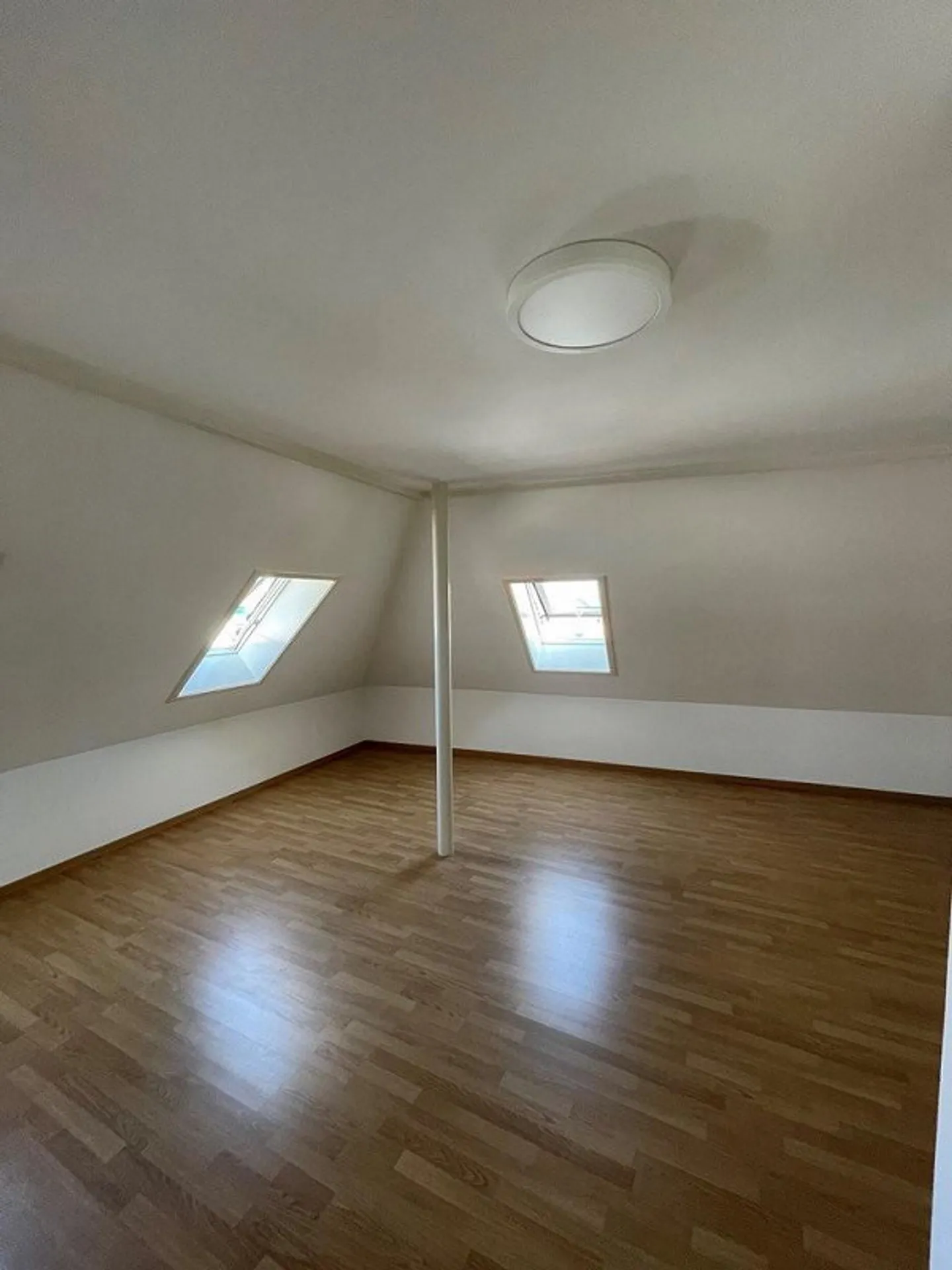 Ampio appartamento mansardato a Zurigo-Oerlikon - Foto 2 di 6