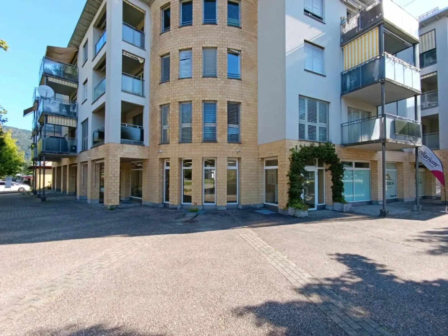 Premium location in Rothrist! Your new sales area in the heart of the community - Photo 1 of 10