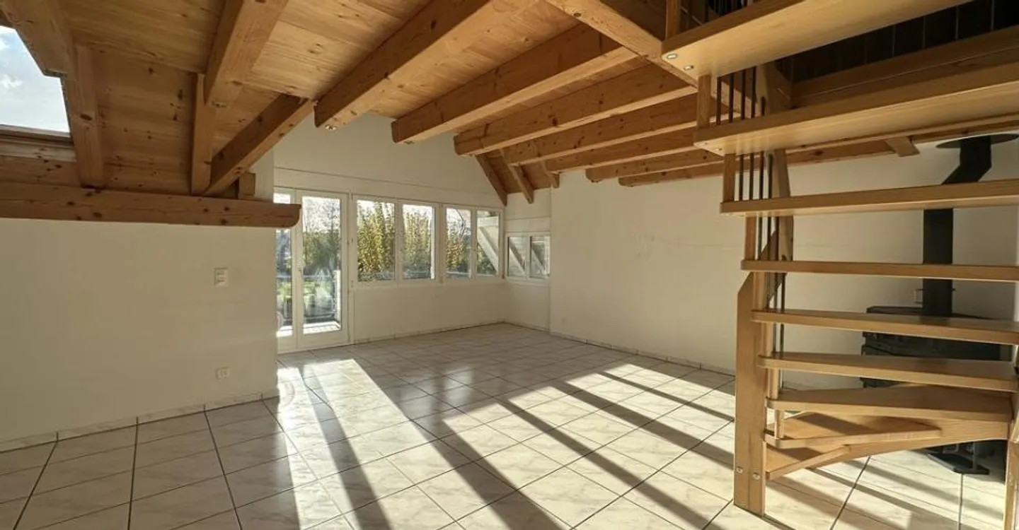 Appartamento unico sotto il tetto con vista sul verde - Foto 1 di 9