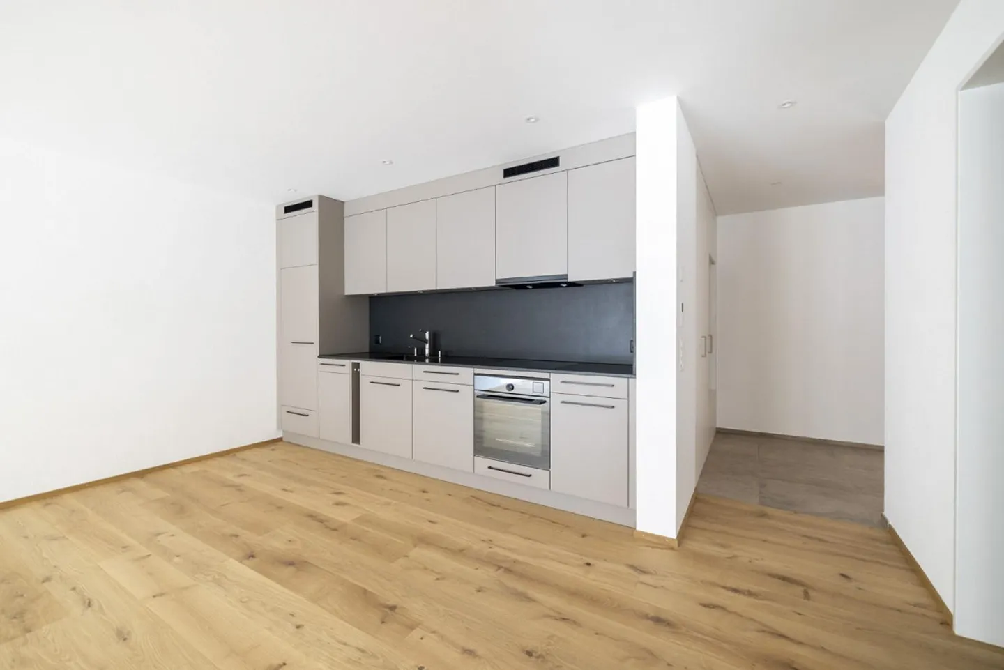 Moderno appartamento di 2,5 stanze con giardino privato - Foto 3 di 8