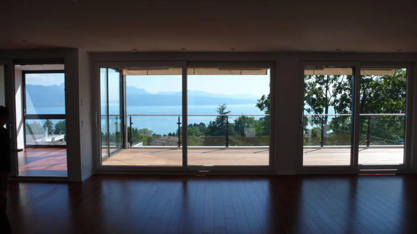 Contemporary Apartment with Lake View - Photo 10 of 15