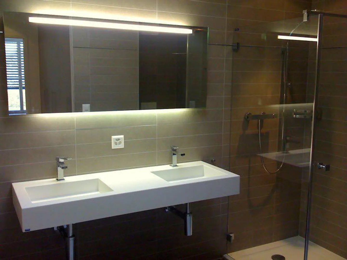 Contemporary Apartment with Lake View - Photo 13 of 15